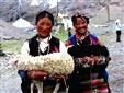 卡若拉冰川下的藏族同胞