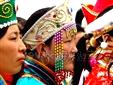 蒙古族女子多用红、蓝色头帕缠头，冬季和男子一样戴圆锥形帽。未婚女子把头发从前方中间分开，扎上两个发根，发根上面带两个大圆珠，发稍下垂，并用玛瑙、珊瑚、碧玉等装饰。