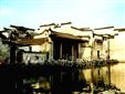 徽州宏村的民居可谓徽派建筑的典范，其风格自然古朴、隐僻典雅，与自然和谐相处，或依山傍水，或背山面水……