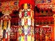 错宗寺位于巴松错的湖心岛上，为土木结构，外表看似朴素非常，但其殿内却色彩艳丽，庄严凝重，属藏传佛教宁玛派。